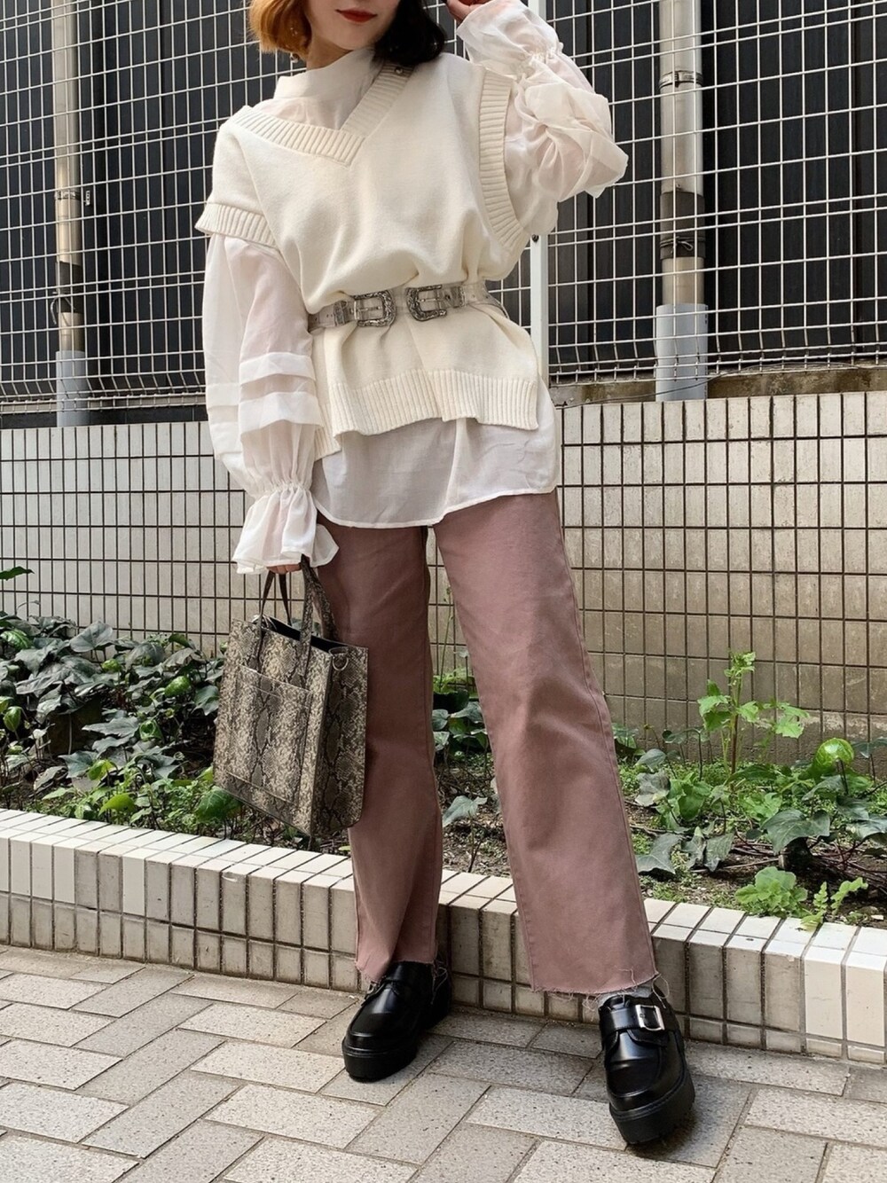 ホワイト系のベスト、ホワイト系のシャツ/ブラウス、パープル系のチノパンツを着用したレディースの春コーディネートの1枚目の写真