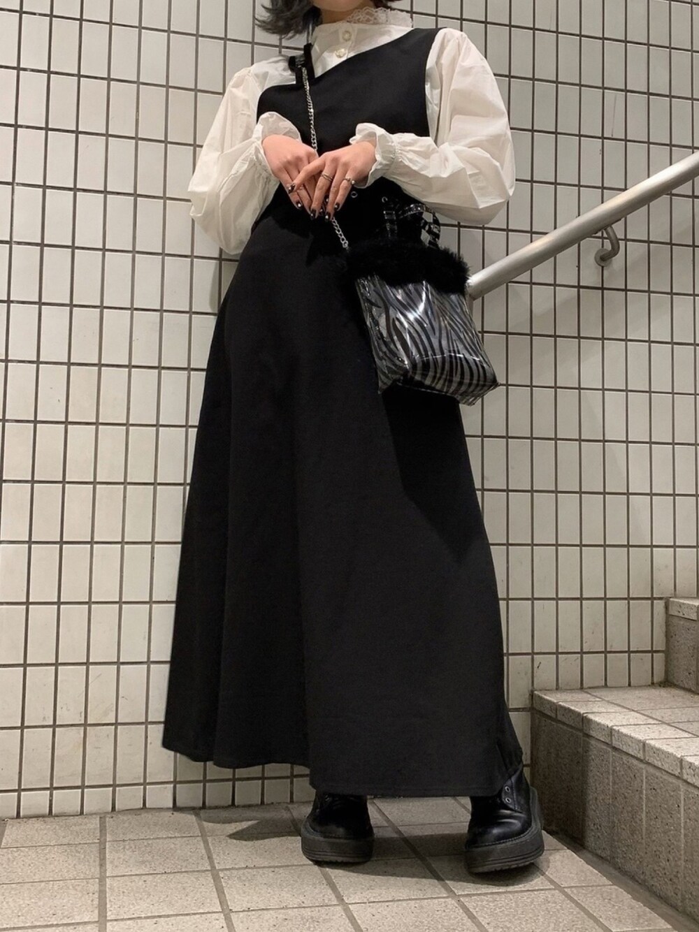 ブラック系のワンピース、その他のショルダーバッグ、ホワイト系のシャツ/ブラウスを着用したレディースの春コーディネートの1枚目の写真