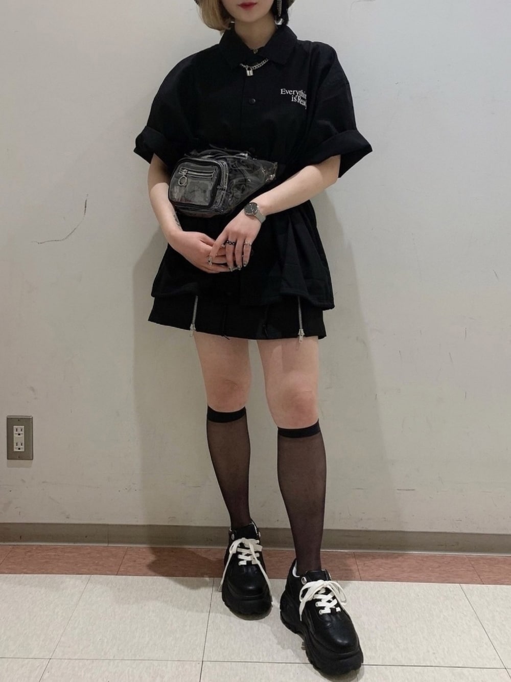 ブラック系のブルゾン、ブラック系のボディバッグ/ウエストポーチ、ブラック系のスカートを着用したレディースの夏コーディネートの1枚目の写真