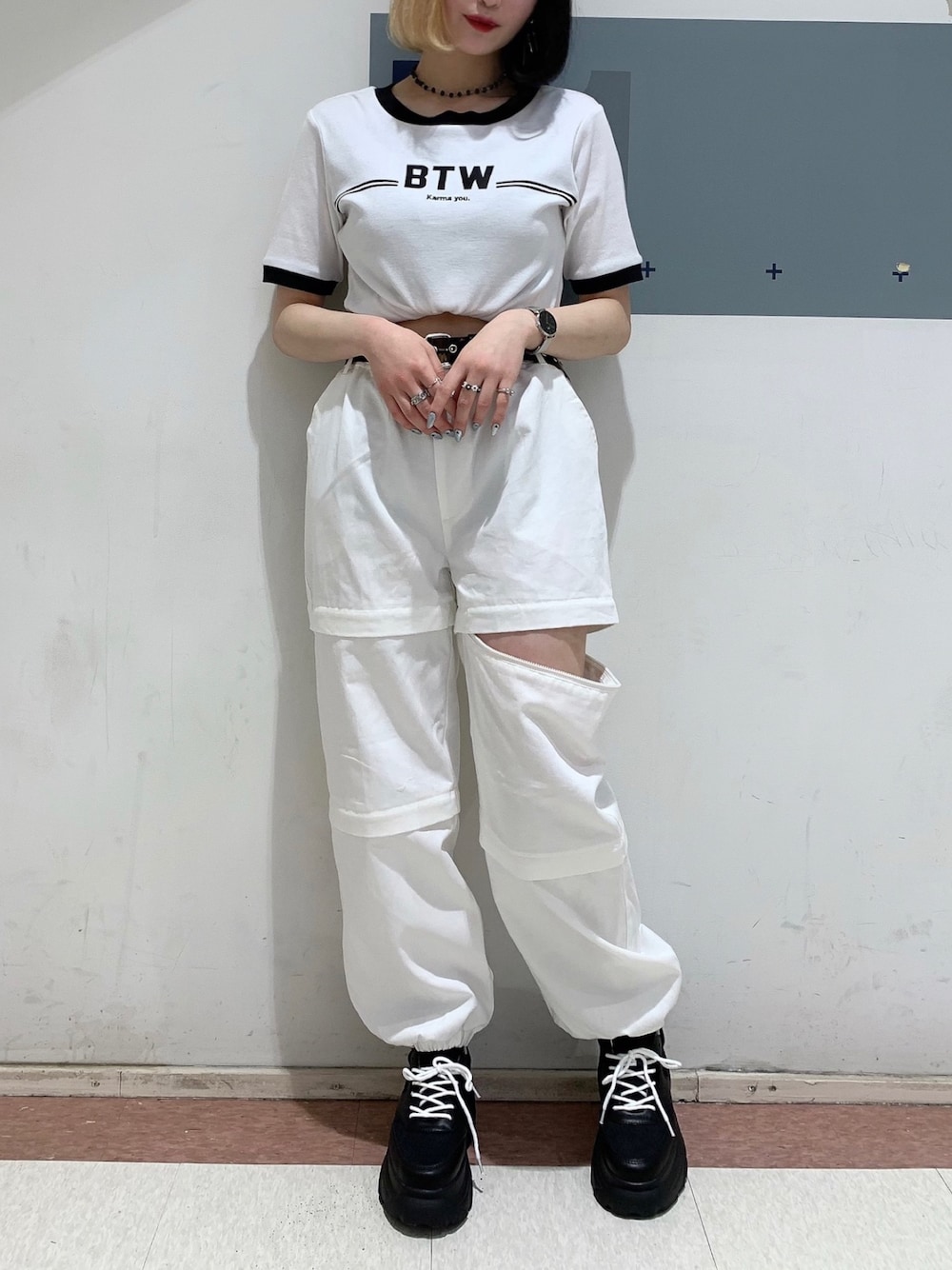 ホワイト系のTシャツ/カットソー、ホワイト系のスラックス、ブラック系のスニーカーを着用したレディースの夏コーディネートの1枚目の写真