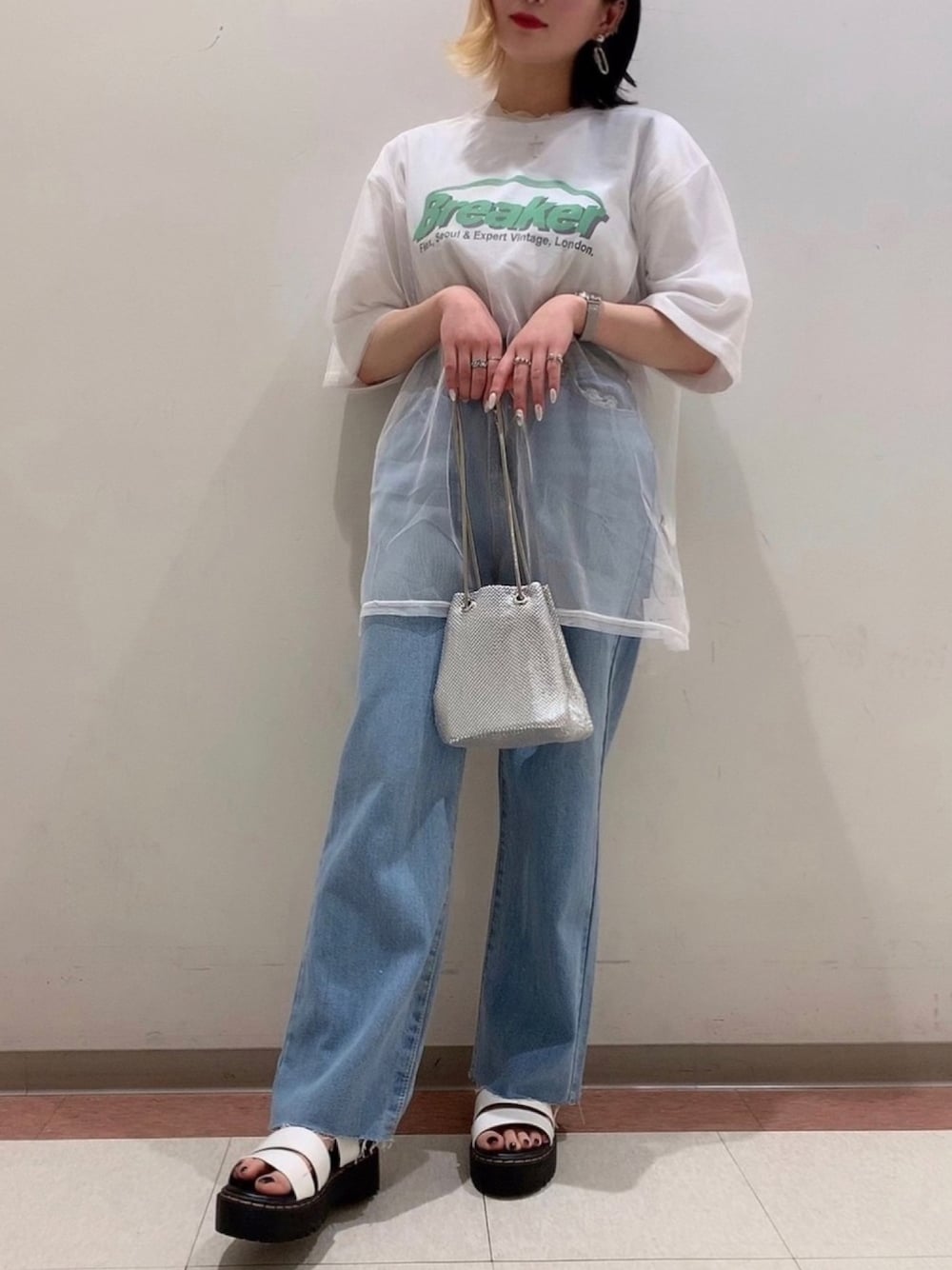 ホワイト系のTシャツ/カットソー、ホワイト系のトップス、シルバー系のショルダーバッグを着用したレディースの夏コーディネートの1枚目の写真