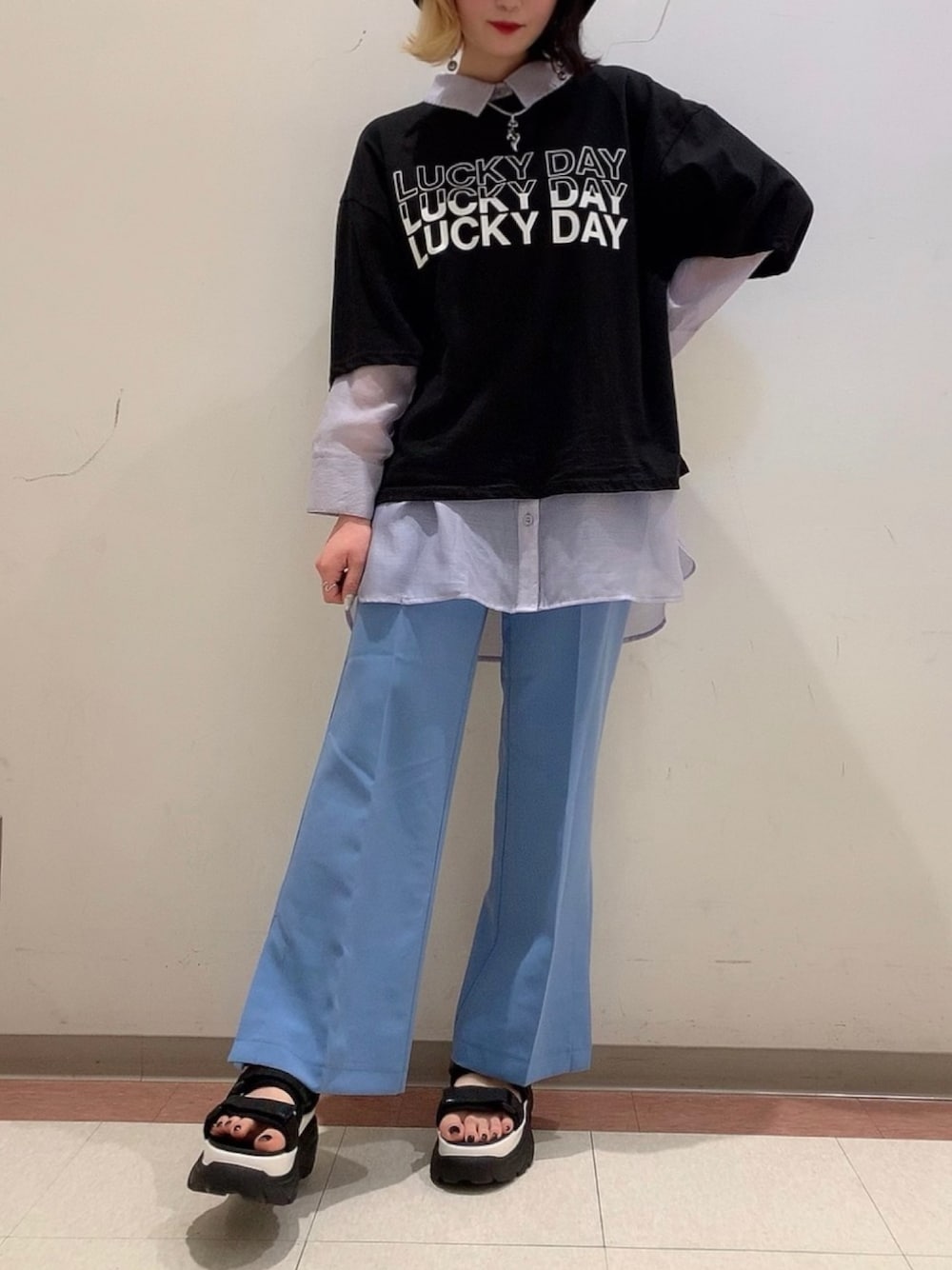 ブラック系のTシャツ/カットソー、ブルー系のシャツ/ブラウス、ブルー系のスラックスを着用したレディースの夏コーディネートの1枚目の写真