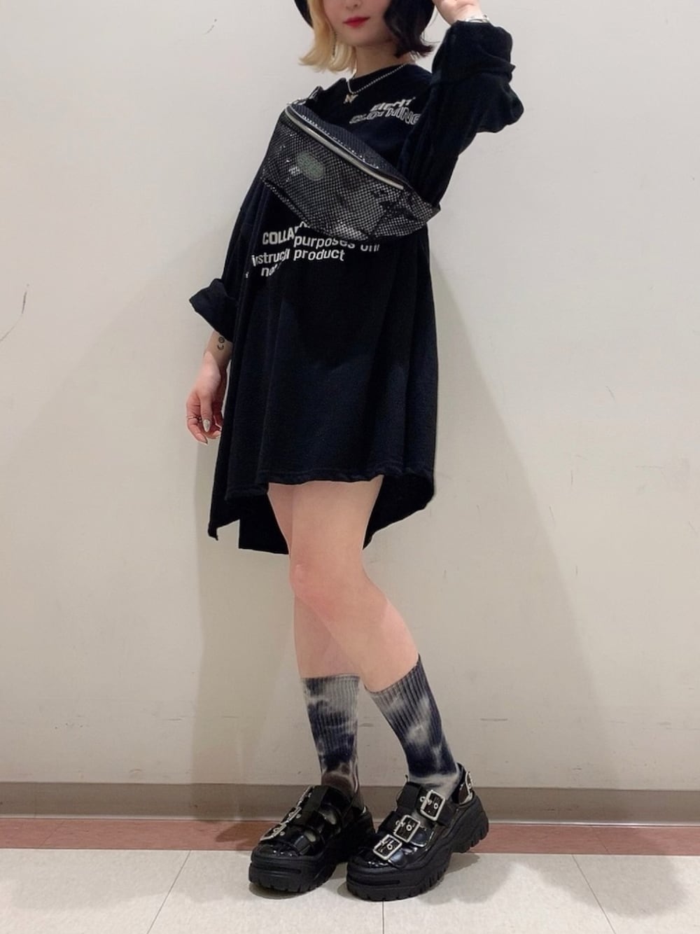 ブラック系のTシャツ/カットソー、ブラック系のボディバッグ/ウエストポーチ、ブラック系のサンダルを着用したレディースの夏コーディネートの1枚目の写真