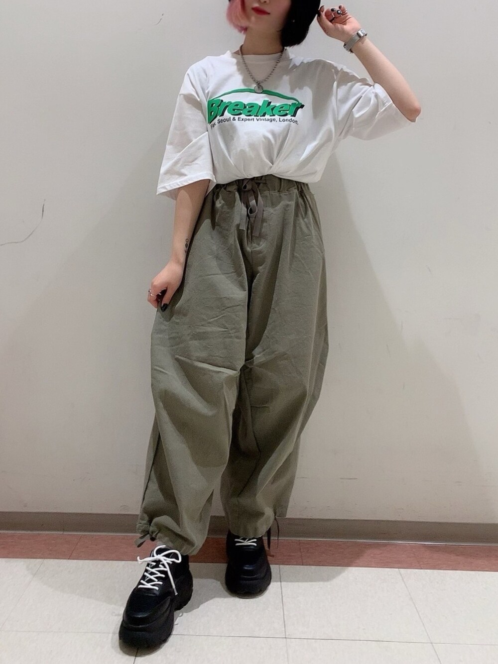 ホワイト系のTシャツ/カットソー、グリーン系のその他パンツ、ブラック系のスニーカーを着用したレディースの夏コーディネートの1枚目の写真