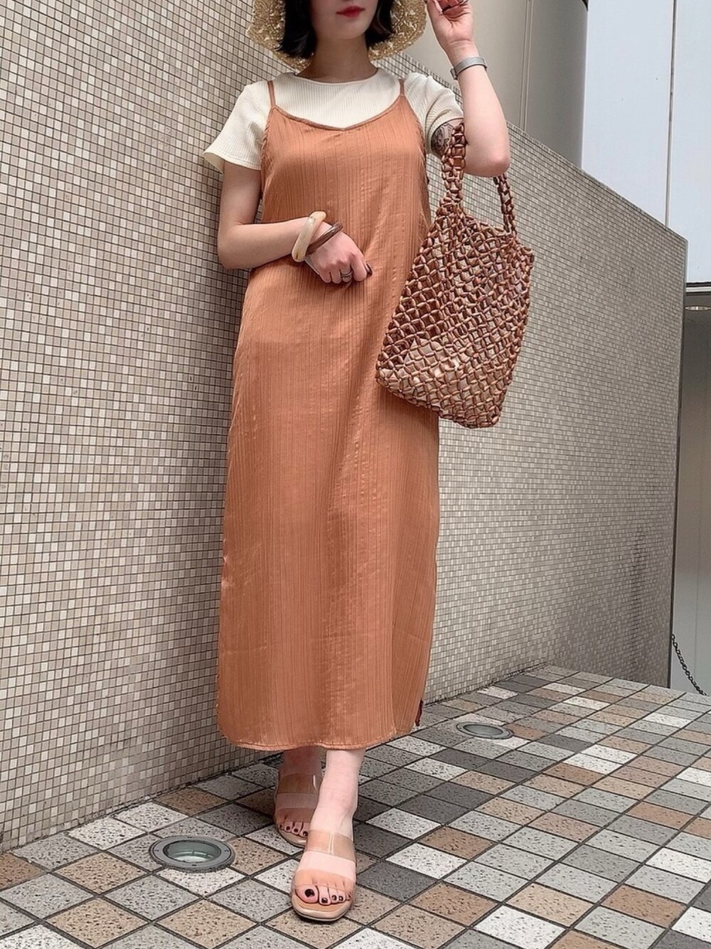 ホワイト系のTシャツ/カットソー、オレンジ系のワンピース、ブラウン系のトートバッグを着用したレディースの夏コーディネートの1枚目の写真