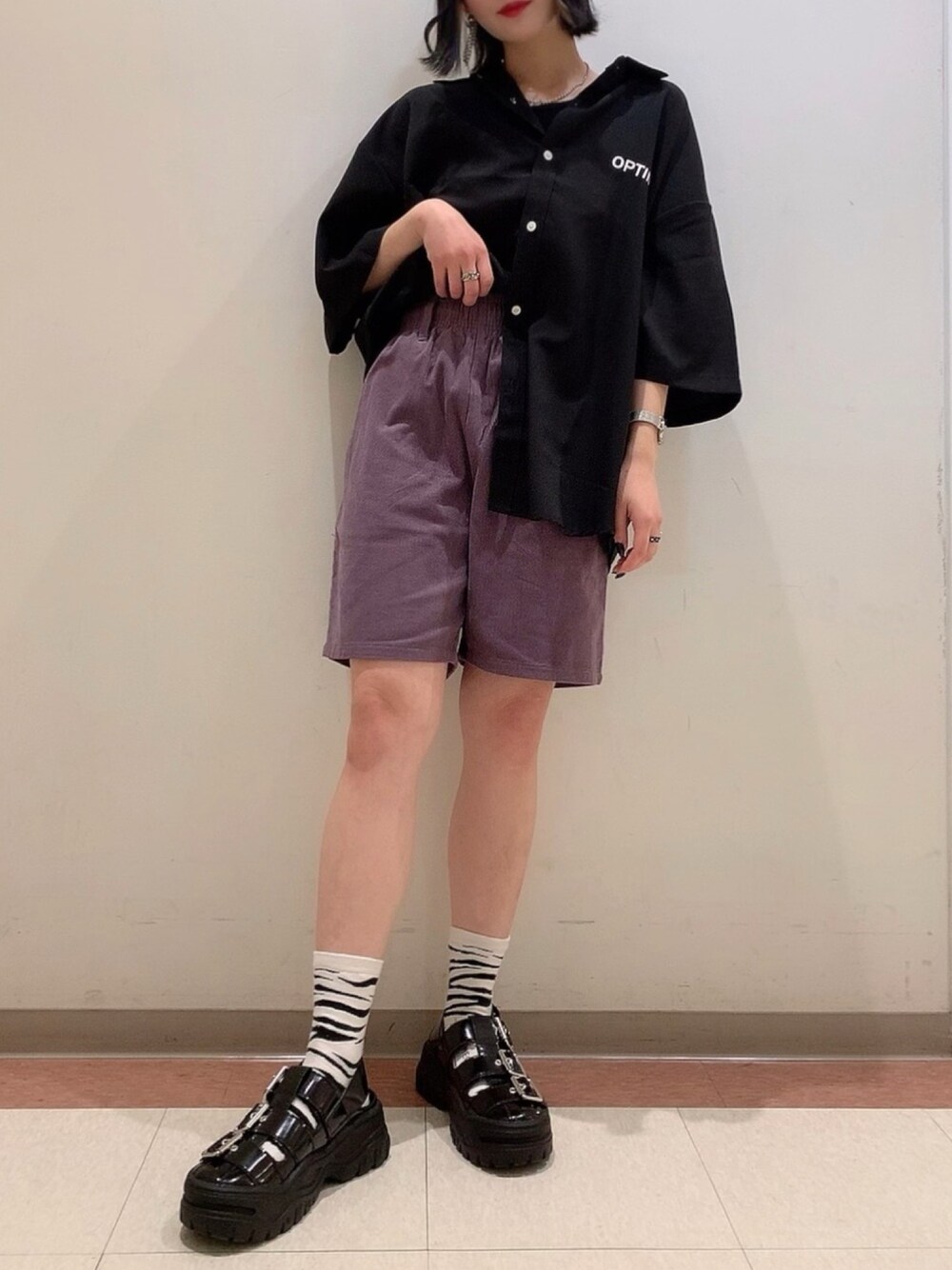 ブラック系のシャツ/ブラウス、パープル系のチノパンツ、ブラック系のサンダルを着用したレディースの夏コーディネートの1枚目の写真