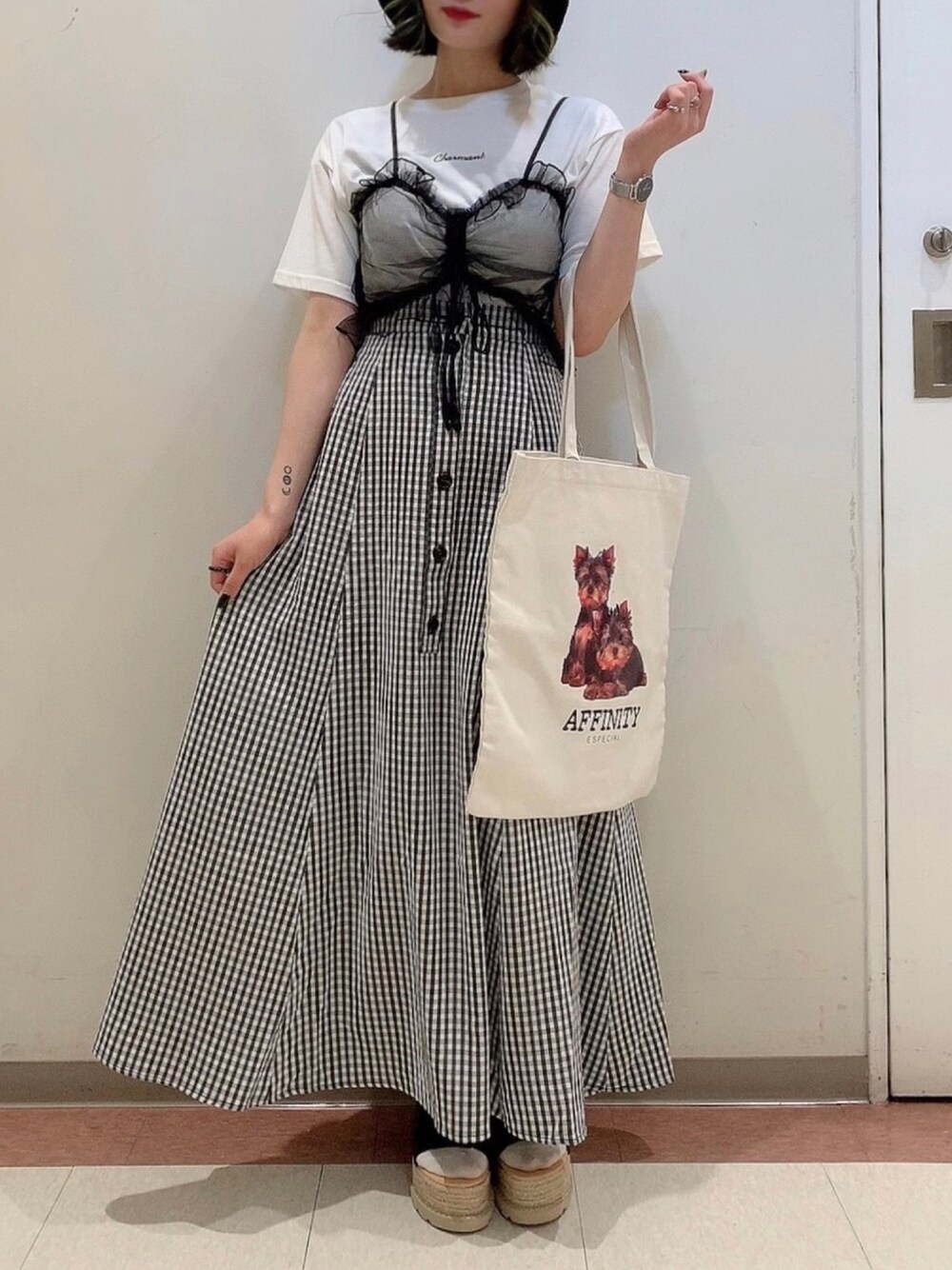 ブラック系のTシャツ/カットソー、ブラック系のスカート、その他のトートバッグを着用したレディースの夏コーディネートの1枚目の写真