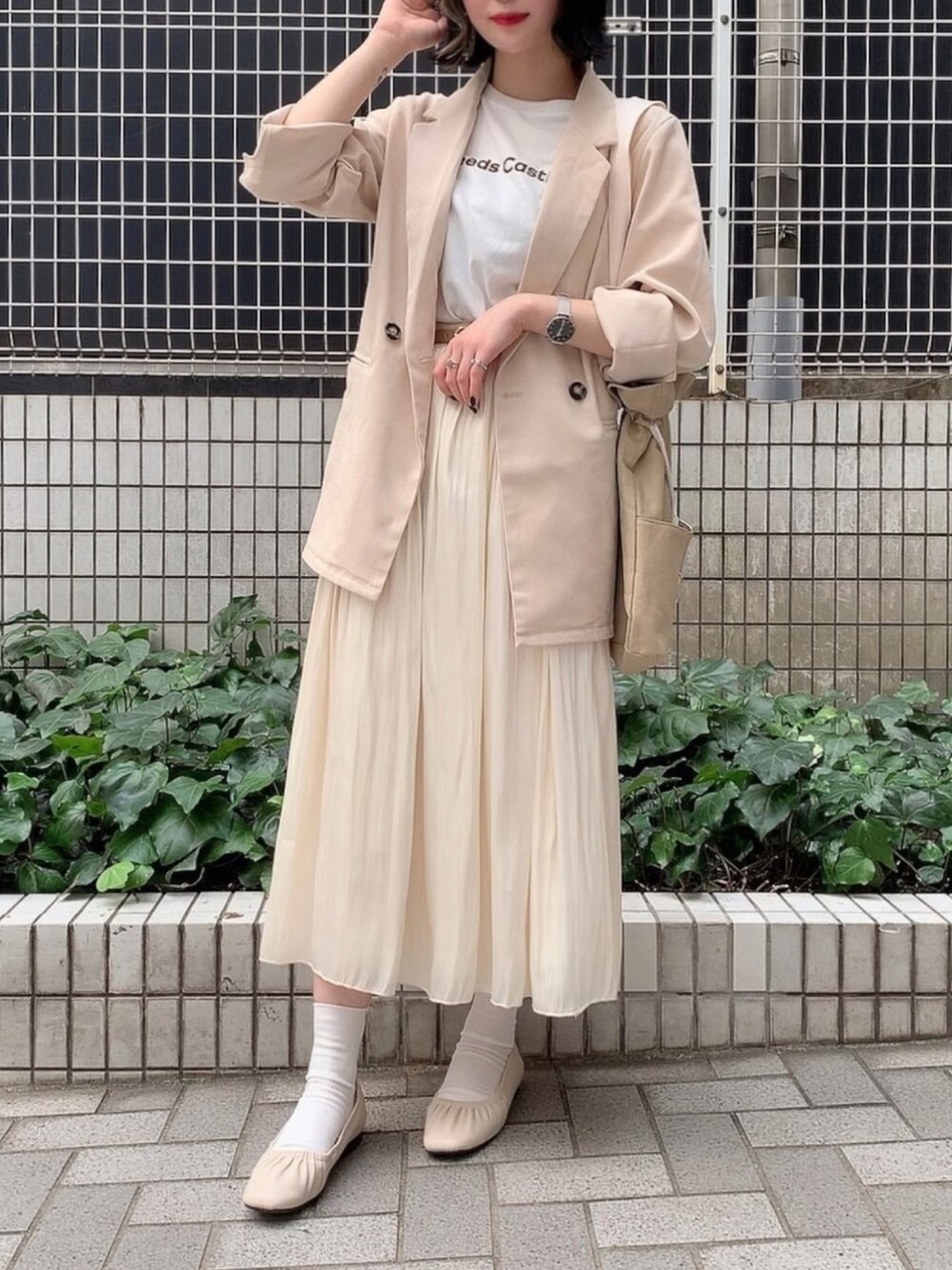 ホワイト系のスカート、ホワイト系のテーラードジャケット、ホワイト系のTシャツ/カットソーを着用したレディースの夏コーディネートの1枚目の写真