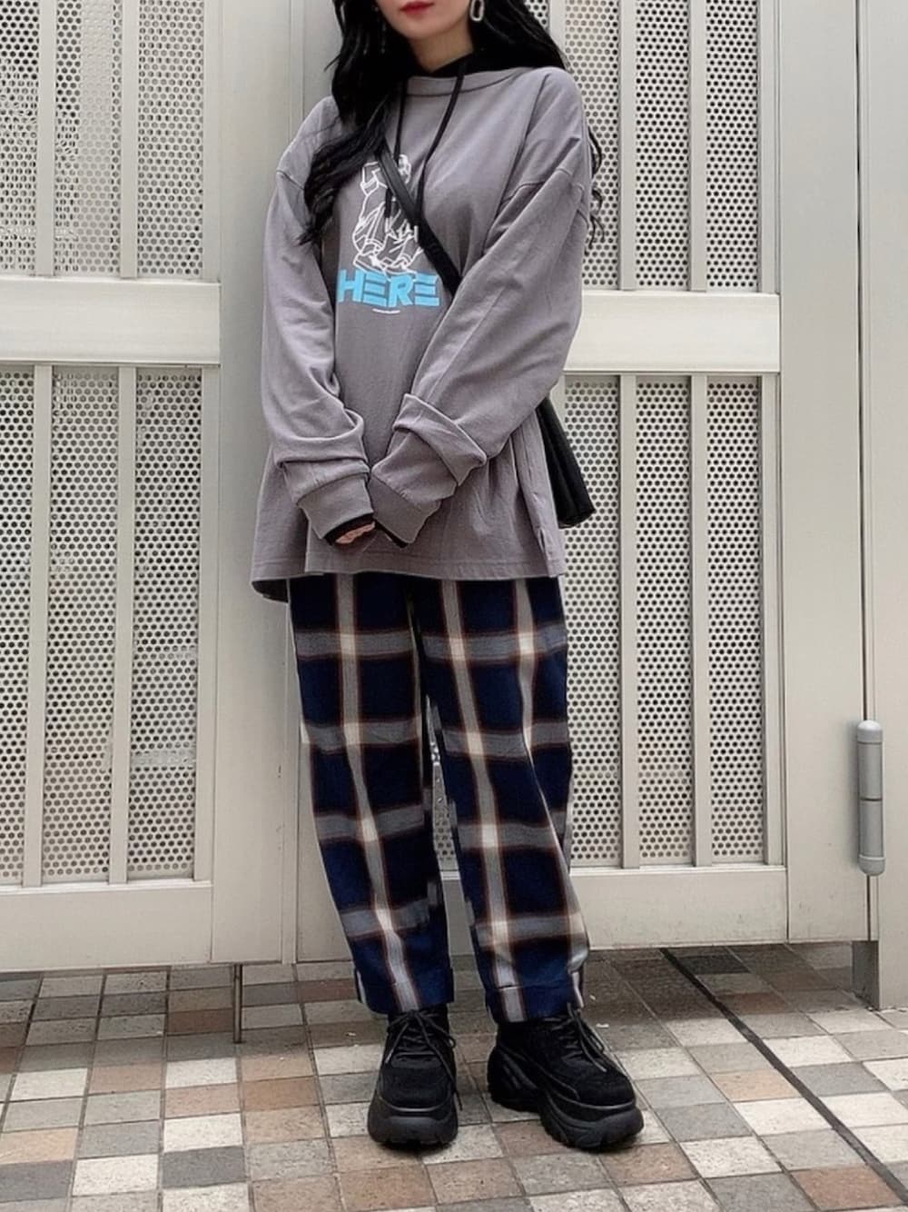 ブルー系のパンツ、ブラック系のスニーカー、グレー系のTシャツ/カットソーを着用したレディースの秋コーディネートの1枚目の写真