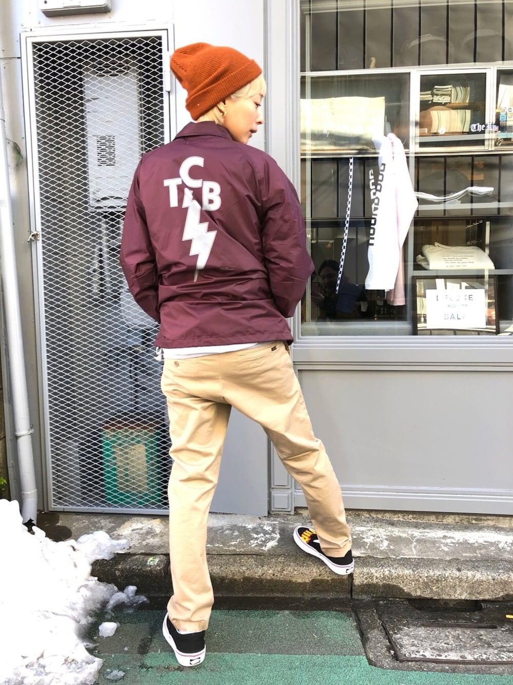 「outfit、DELUXE、BEDWIN & THE HEARTBREAKERS、polar、VANS、THRASHER」｜「DELUXEのTCB BENCH JKT（ナイロンジャケット、レッド系）」を使った、がきこさん（レディース・162cm）の冬コーディネートの1枚目の写真
