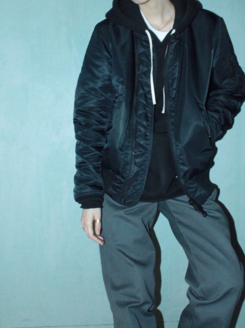 「BEDWIN & THE HEARTBREAKERS、stussy、Dickies、Hanes、DELUXE」｜「ALPHAのアイテム（MA-1、ブルー系）」を使った、がきこさん（レディース・162cm）の冬コーディネートの1枚目の写真