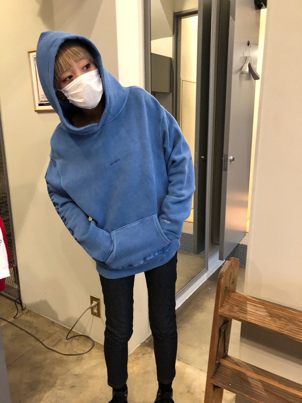 「ootd、DELUXE、BEDWIN & THE HEARTBREAKERS」｜「DELUXEのRONSON（パーカー、ブルー系）」を使った、がきこさん（レディース・162cm）の冬コーディネートの1枚目の写真