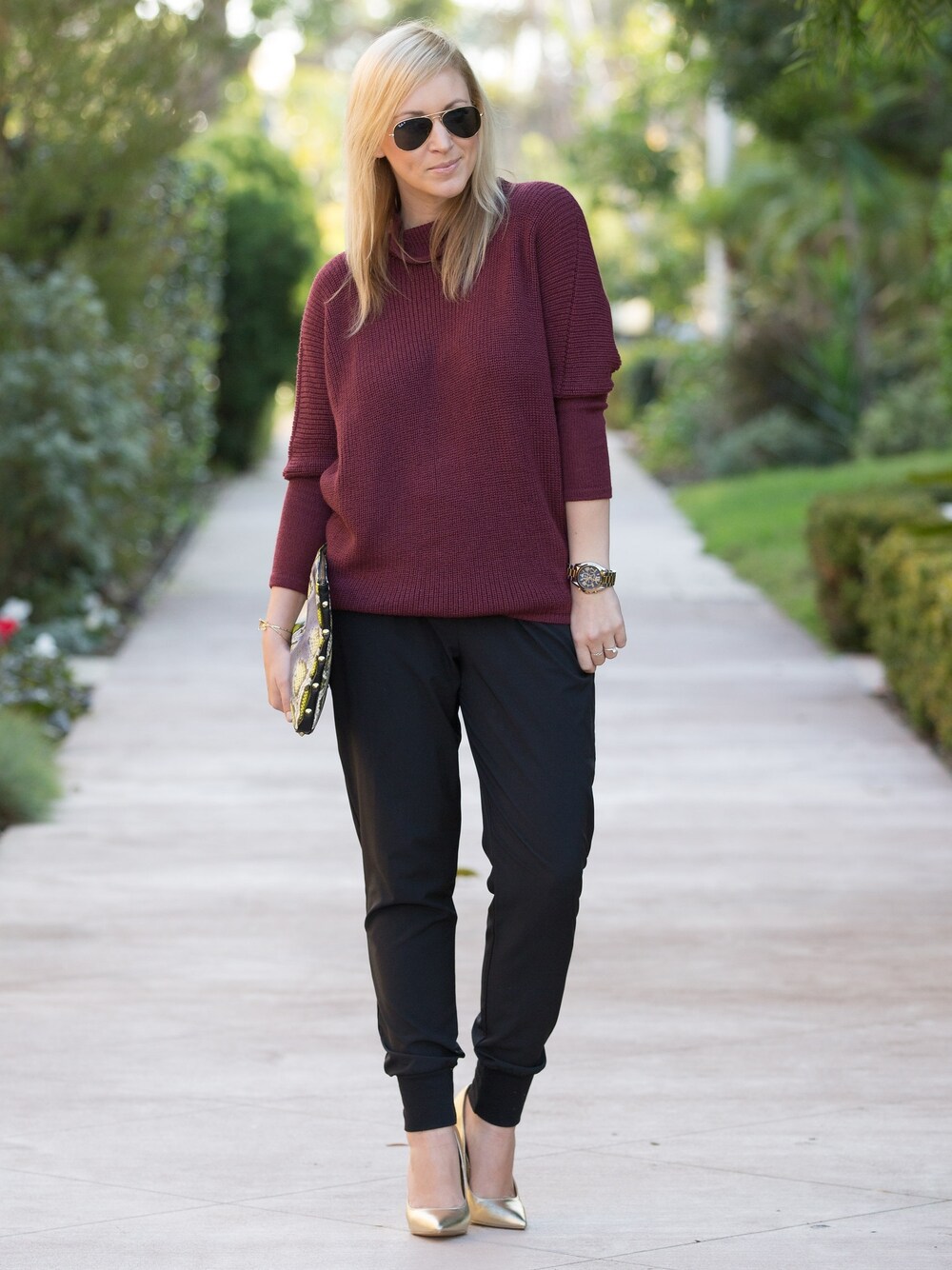 「athletic、aviator、Calla、heels、joie、lulu's、pants、ray-ban、Sunglasses、sweater」｜Nikki Mintonさん（レディース）の春コーディネートの1枚目の写真