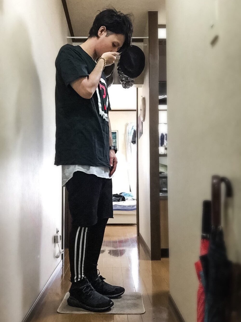 「夏コーデ、黒、モノトーン、スニーカー、adidas originals、MARCELO BURLON、G-SHOCK、レギンス、レイヤードスタイル、ロング丈」｜「adidas Originalsのオリジナルス チュブラー ドゥーム [TUBULAR DOOM]（スニーカー、ブラック系）」を使った、ひろくんॐさん（メンズ・178cm）の春コーディネートの1枚目の写真