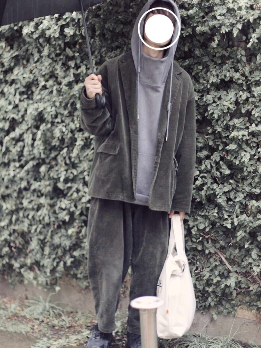 ブラック系のスニーカー、グリーン系のテーラードジャケット、グリーン系のその他パンツを着用したメンズの春コーディネートの1枚目の写真