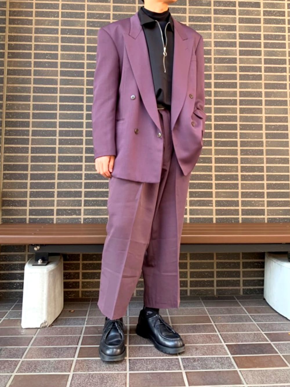 「追いコン、パープル、紫、セットアップ、黒、リングジップ、タートルネック、ドレスシューズ、ドレスコード、古着コーデ」｜「VINTAGEのアイテム（テーラードジャケット、パープル系）」を使った、MARONさん（メンズ・172cm）の冬コーディネートの1枚目の写真