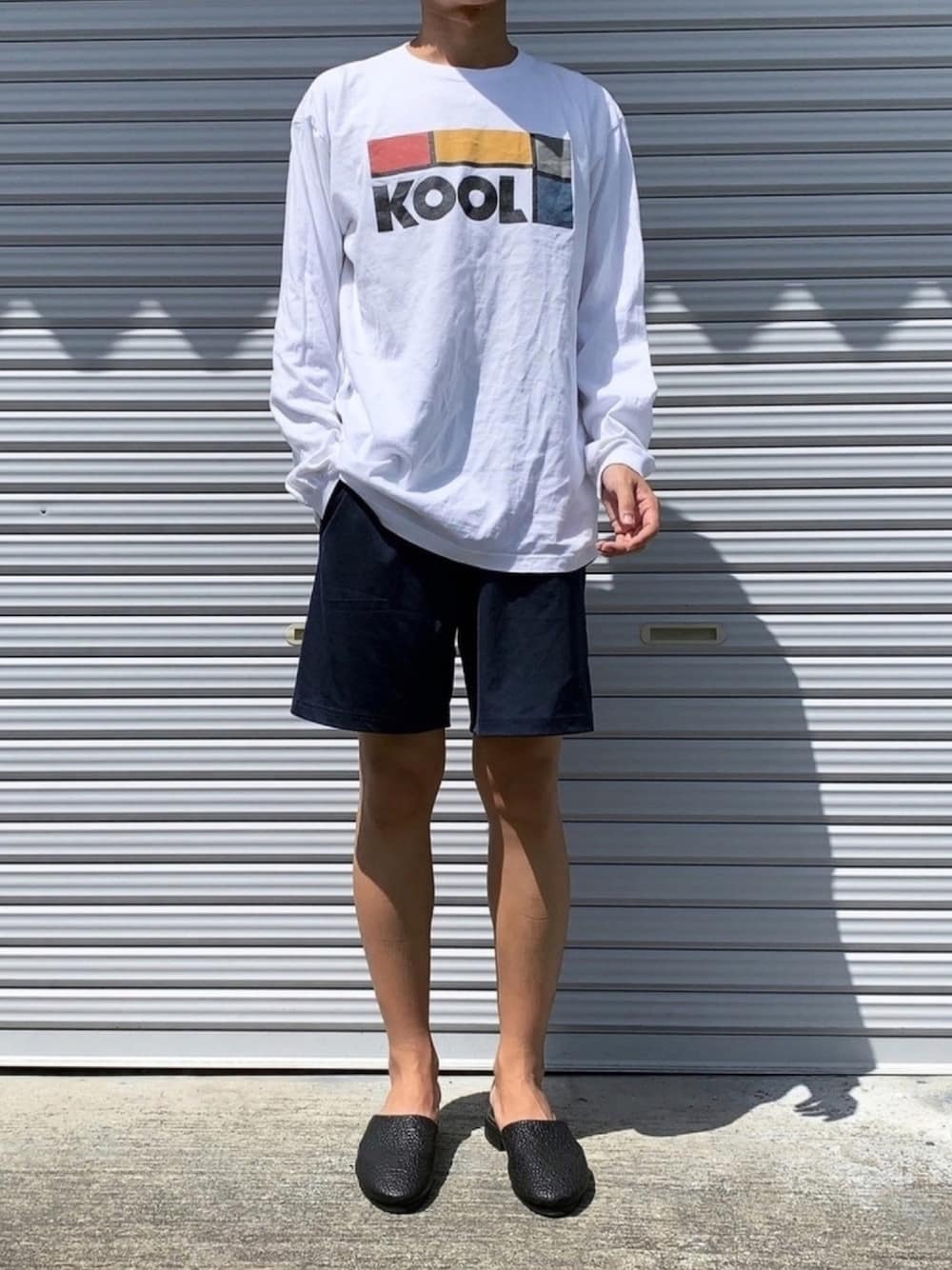 「秋コーデ、カジュアル、今日のコーデ、Tシャツ、ショーツ、サンダル、革靴、おしゃれさんと繋がりたい、ロンT、古着MIX」｜「Dunnoの【Dunno/ダノウ】KOOLLSTEE/'KOOL'ロゴプリントロンT（Tシャツ/カットソー、ホワイト系）」を使った、MARONさん（メンズ・172cm）の秋コーディネートの1枚目の写真