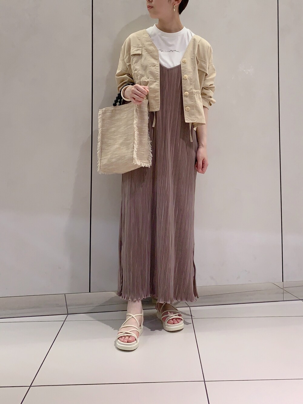 「mysty woman、ミスティ ウーマン(mysty woman)、ロゴT、白Tシャツ、キャミワンピ、ミリタリージャケット、ミリタリーブルゾン、スポーツサンダル、スポサン、オトナカジュアル」｜「mysty womanのベーシックロゴTシャツ 939705（Tシャツ/カットソー、ホワイト系）」を使った、たっつんさん（レディース・166cm）の夏コーディネートの1枚目の写真
