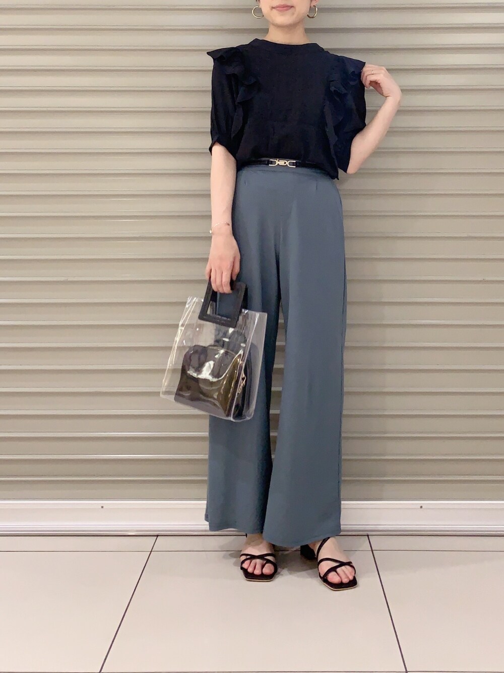 「mysty woman、ミスティ ウーマン(mysty woman)、フリルトップス、フリルブラウス、ワイドパンツ、カラーパンツ、ミュール、クリアバッグ、大人かわいい、シック」｜「mysty womanのフリルフェミニン2WAYブラウス 949734（シャツ/ブラウス、ブラック系）」を使った、たっつんさん（レディース・166cm）の夏コーディネートの1枚目の写真