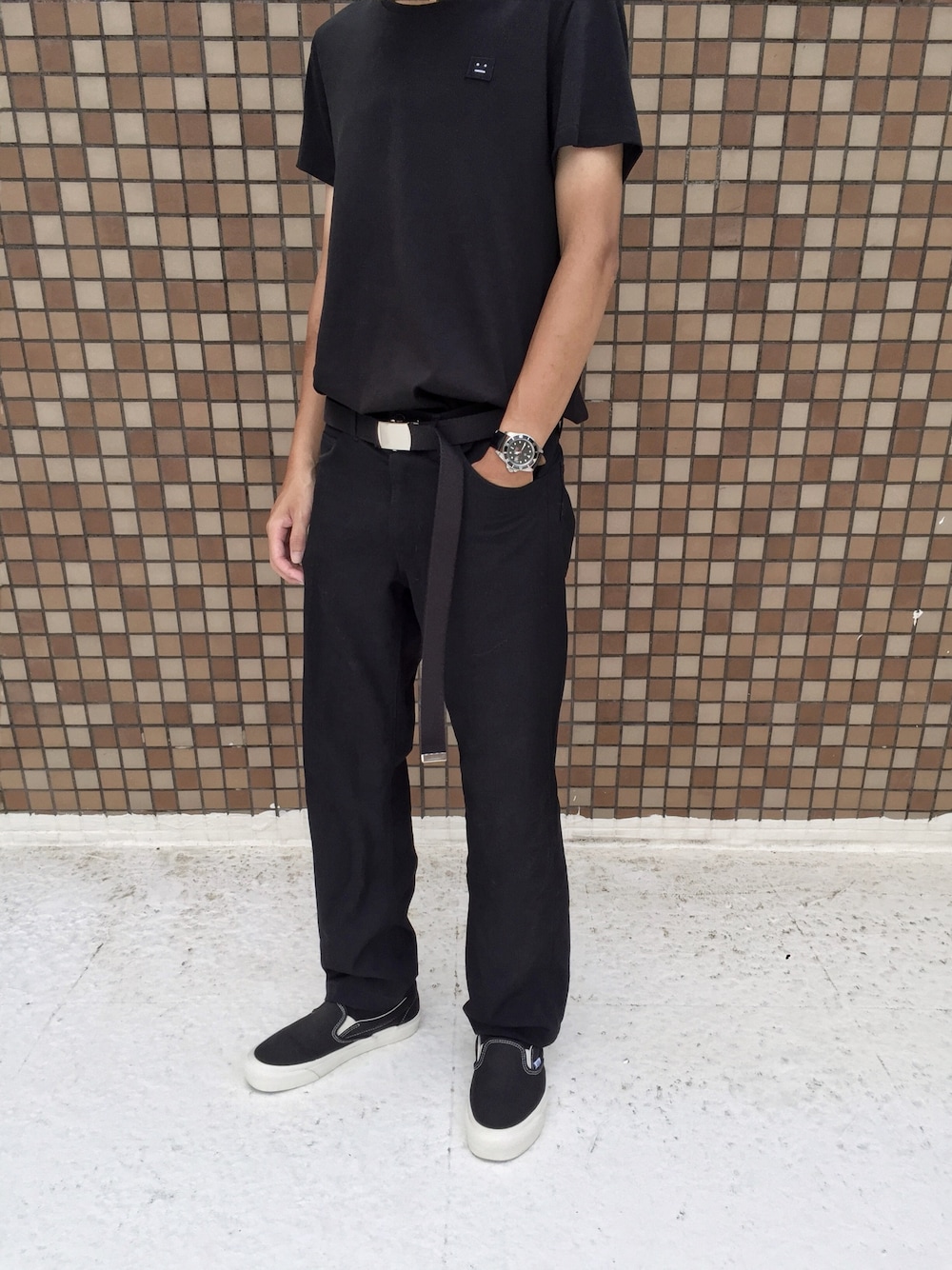 「causal、streetstyle、monochrome、minimal」｜「Acne Studiosのアイテム（Tシャツ/カットソー、ブラック系）」を使った、Siicさん（メンズ・170cm）の秋コーディネートの1枚目の写真