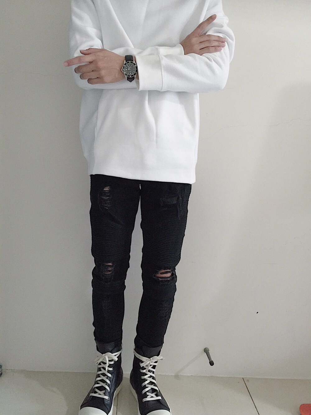「simple、minimal、monochrome」｜「Acne Studiosのアイテム（スウェット、ホワイト系）」を使った、Siicさん（メンズ・170cm）の秋コーディネートの1枚目の写真