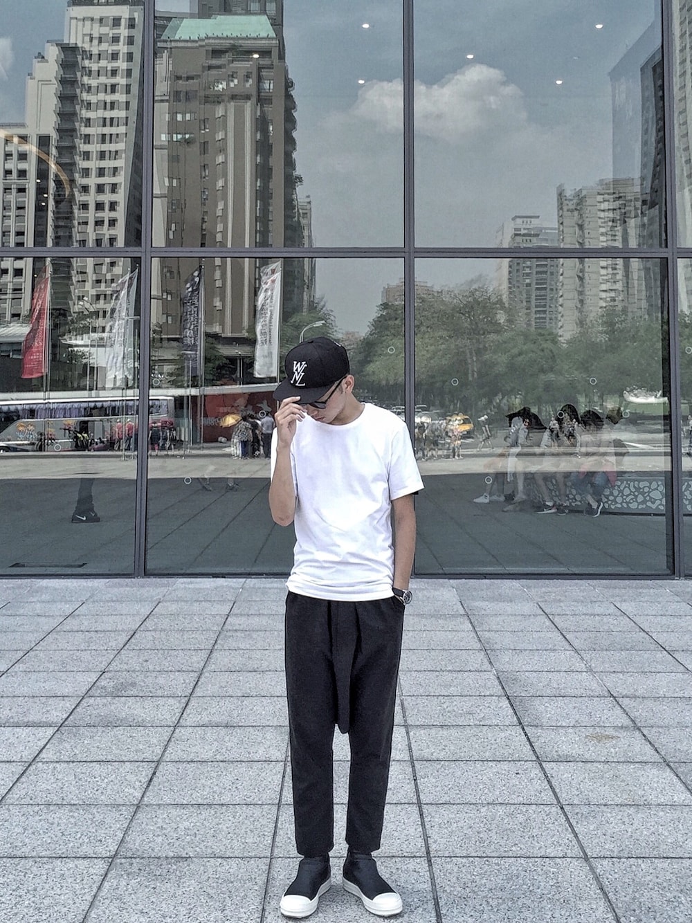 「monochrome、simple、minimal、streetstyle」｜「PUBLIC SCHOOLのアイテム（キャップ、ブラック系）」を使った、Siicさん（メンズ・170cm）の秋コーディネートの1枚目の写真