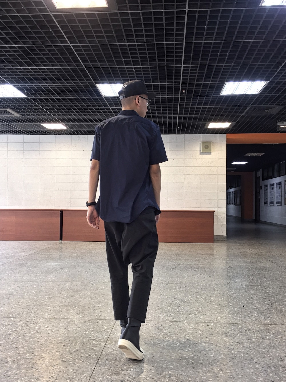 「simple、monochrome」｜「ZARAのアイテム（シャツ/ブラウス、ブルー系）」を使った、Siicさん（メンズ・170cm）の秋コーディネートの1枚目の写真