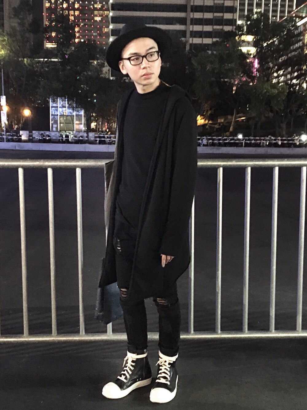 「simple、monochrome、darkwear」｜「H&Mのアイテム（カバーオール、ブラック系）」を使った、Siicさん（メンズ・170cm）の秋コーディネートの1枚目の写真