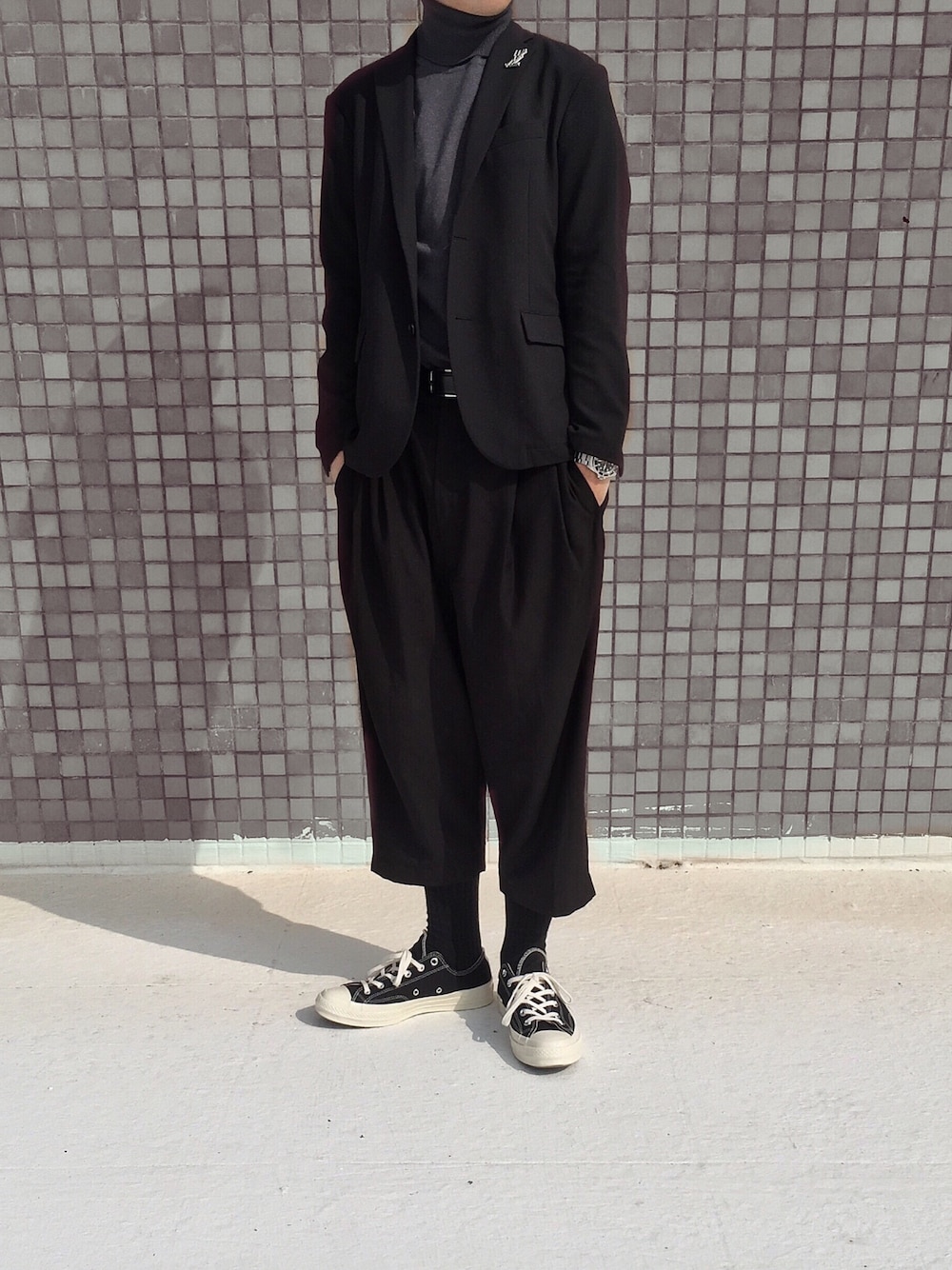 「monochrome、minimal、streetstyle、streetfashion、streetwear」｜「UNIQLOのアイテム（ニット/セーター、グレー系）」を使った、Siicさん（メンズ・170cm）の冬コーディネートの1枚目の写真