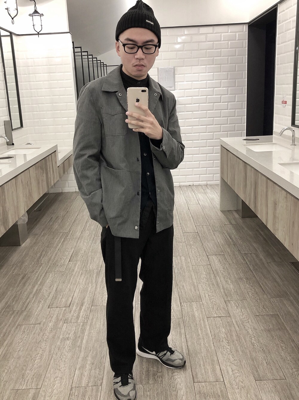 「streetstyle、streetfashion、streetwear、monotone、monochrome」｜「Supreme のアイテム（ニットキャップ/ビーニー、ブラック系）」を使った、Siicさん（メンズ・170cm）の冬コーディネートの1枚目の写真