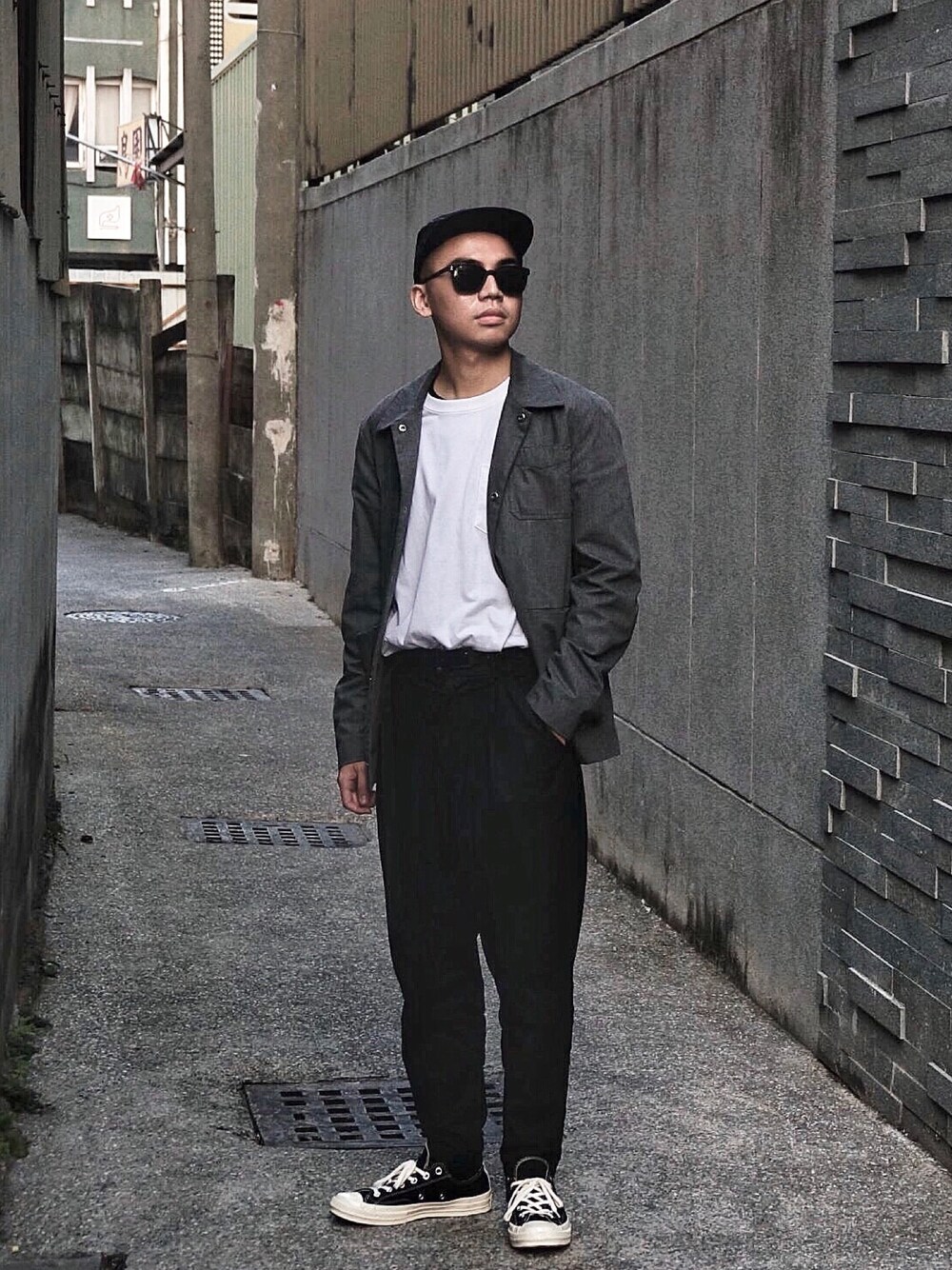 「streetstyle、streetfashion、streetwear、minimal」｜「asosのアイテム（その他アウター、グレー系）」を使った、Siicさん（メンズ・170cm）の冬コーディネートの1枚目の写真
