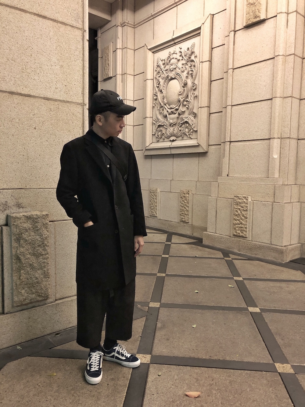 「streetstyle、minimal、streetfashion」｜「UNIQLOのアイテム（チェスターコート、ブラック系）」を使った、Siicさん（メンズ・170cm）の冬コーディネートの1枚目の写真