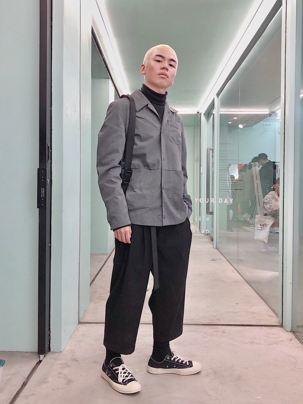「streetstyle、minimal、korea、plain-me、COMME des GARCONS」｜「asosのアイテム（その他アウター、グレー系）」を使った、Siicさん（メンズ・170cm）の冬コーディネートの1枚目の写真