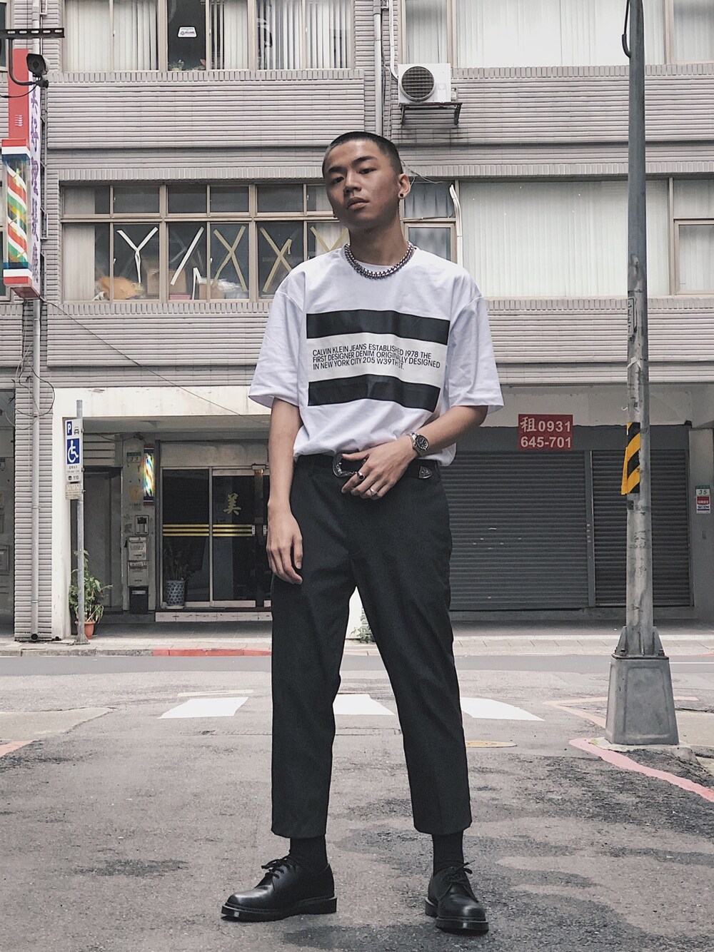 「monotone、monochrome、streetstyle、Dr.Martens、UNIQLO、Calvin Klein、RAF SIMONS、mycalvins、Taiwan、TAIPEI」｜「Calvin Kleinのアイテム（Tシャツ/カットソー、ホワイト系）」を使った、Siicさん（メンズ・170cm）の春コーディネートの1枚目の写真
