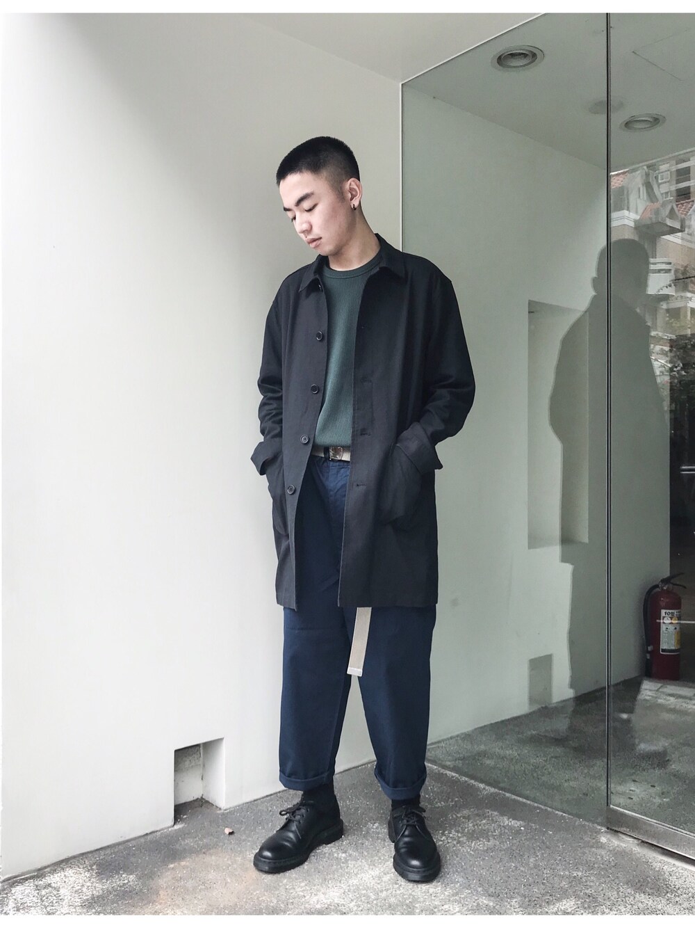「French、working style、URBAN RESEARCH、ROSSO、Dr.Martens、cool」｜「URBAN RESEARCHのアイテム（Tシャツ/カットソー、グリーン系）」を使った、Siicさん（メンズ・170cm）の春コーディネートの1枚目の写真