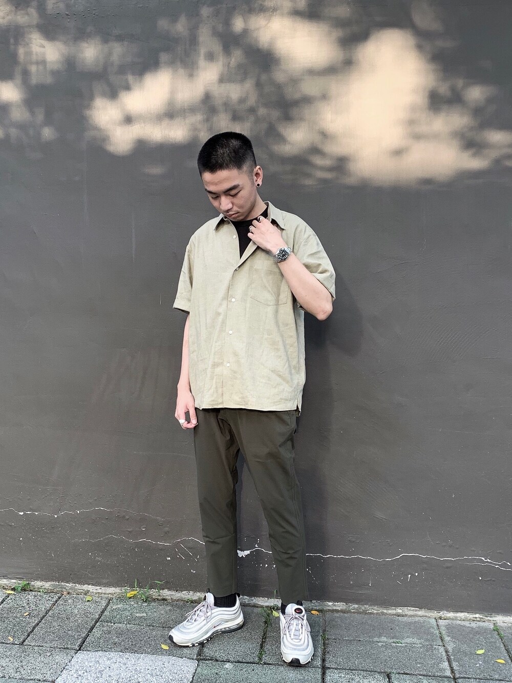 「URBAN RESEARCH、GRAMICCI、summer、AIR MAX、AIRMAX97、NIKE、sneakers」｜「URBAN RESEARCHのアイテム（シャツ/ブラウス、ベージュ系）」を使った、Siicさん（メンズ・170cm）の春コーディネートの1枚目の写真