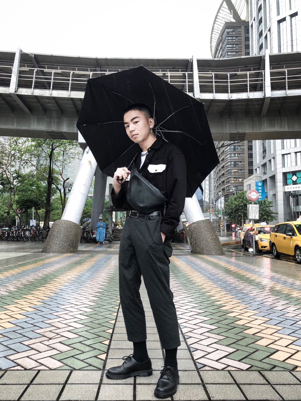 「summer、Calvin Klein、Dr.Martens、UNIQLO、monotone、black、black and white、denim」｜「Calvin Kleinのアイテム（デニムジャケット、ブラック系）」を使った、Siicさん（メンズ・170cm）の春コーディネートの1枚目の写真