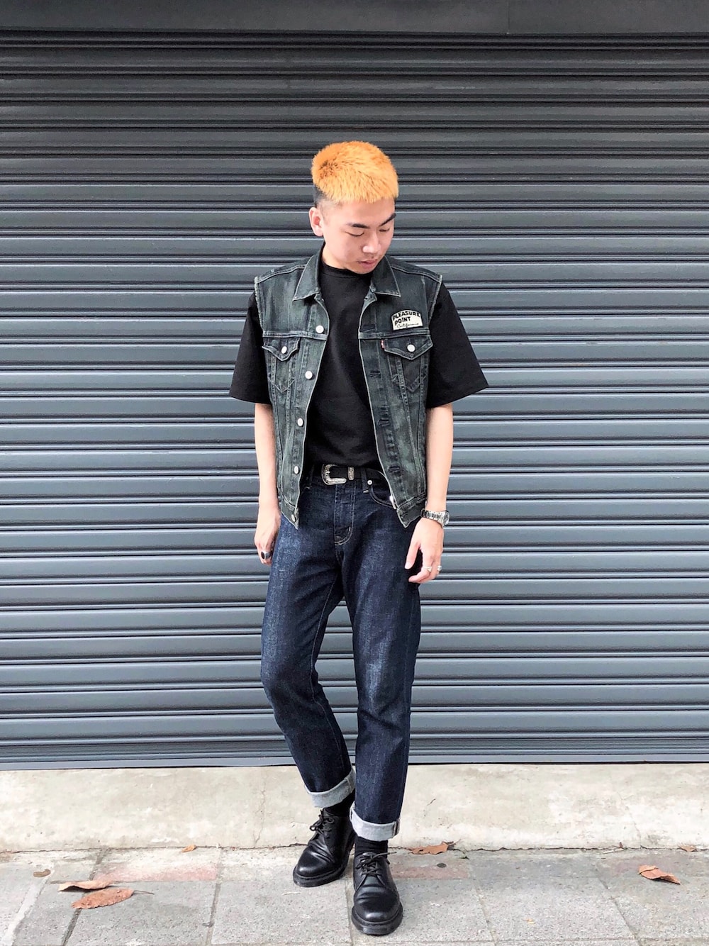 「summer、denim、jeans、URBAN RESEARCH、Sonny　Label、Levi's、Dr.Martens」｜「Levi'sのアイテム（その他アウター、ブラック系）」を使った、Siicさん（メンズ・170cm）の夏コーディネートの1枚目の写真