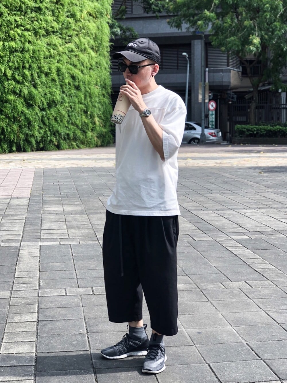 「monotone、minimal、simple、black and white、sneakers、street、streetstyle、streetfashion」｜「UNIQLOのアイテム（Tシャツ/カットソー、ホワイト系）」を使った、Siicさん（メンズ・170cm）の夏コーディネートの1枚目の写真