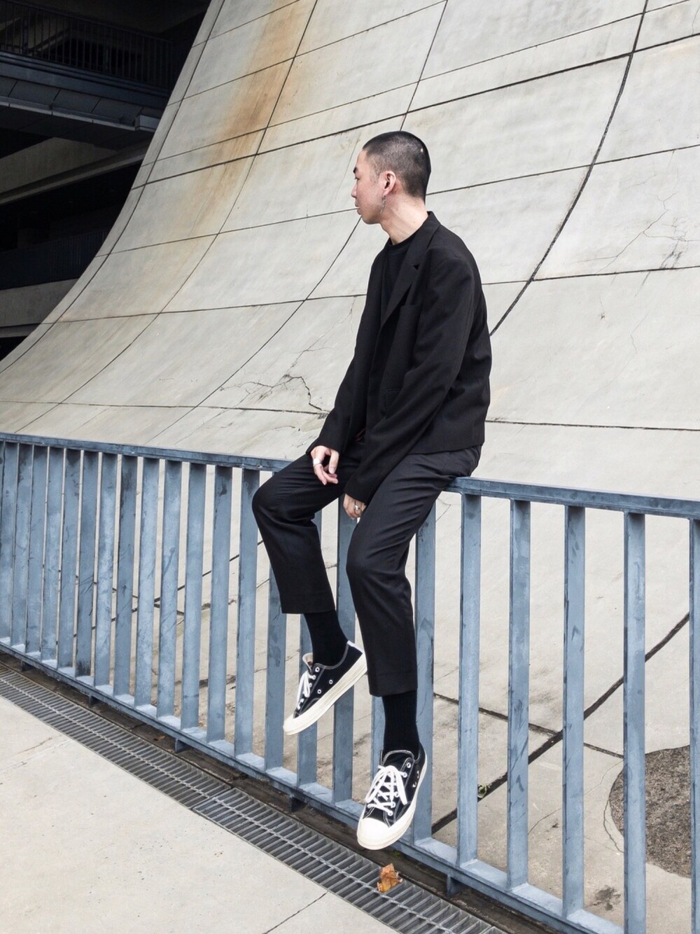 「summer、street、streetstyle、streetfashion、ALL BLACK、black、converse、CONVERSE1970、korea、simple」｜「essenceのアイテム（スーツジャケット、ブラック系）」を使った、Siicさん（メンズ・170cm）の夏コーディネートの1枚目の写真