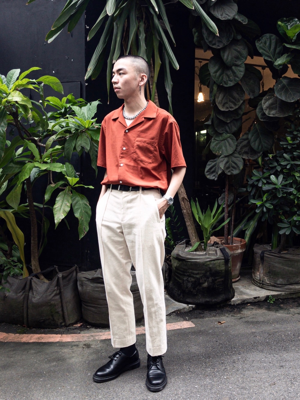 「summer、korea、korea style、ootd、streetstyle、fashion、Dr.Martens、URBAN RESEARCH」｜「URBAN RESEARCH Sonny Labelのアイテム（シャツ/ブラウス、レッド系）」を使った、Siicさん（メンズ・170cm）の夏コーディネートの1枚目の写真