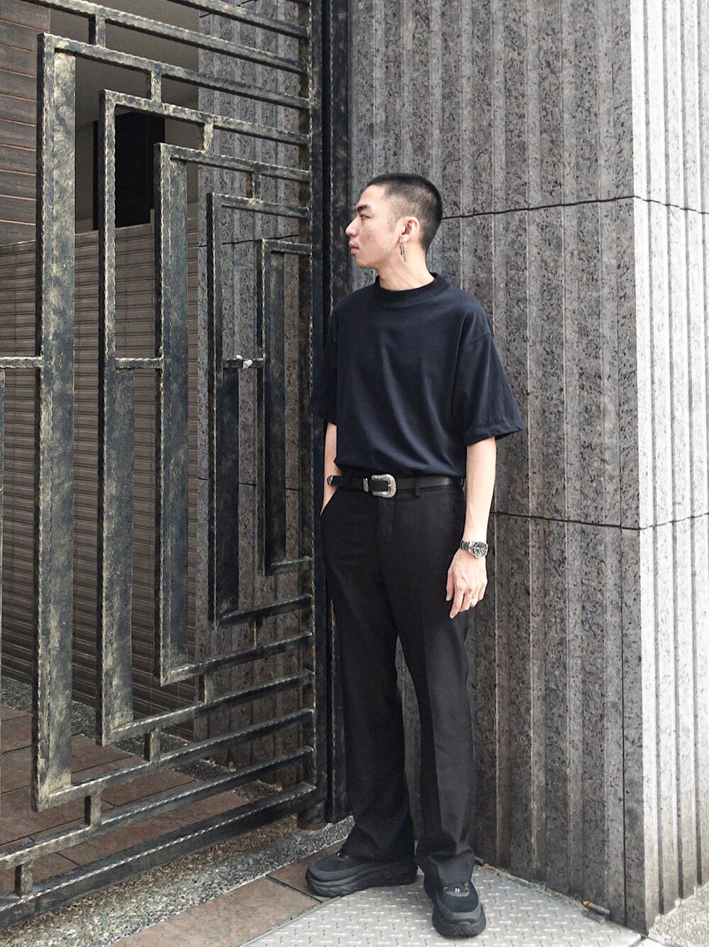 「HOKAONEONE、BEAUTY&YOUTH UNITED ARROWS、united arrows、summer、simple、NORMCORE、monotone、ootd、Taiwan、sneakers」｜「BEAUTY&YOUTH UNITED ARROWSのアイテム（Tシャツ/カットソー、ブルー系）」を使った、Siicさん（メンズ・170cm）の夏コーディネートの1枚目の写真