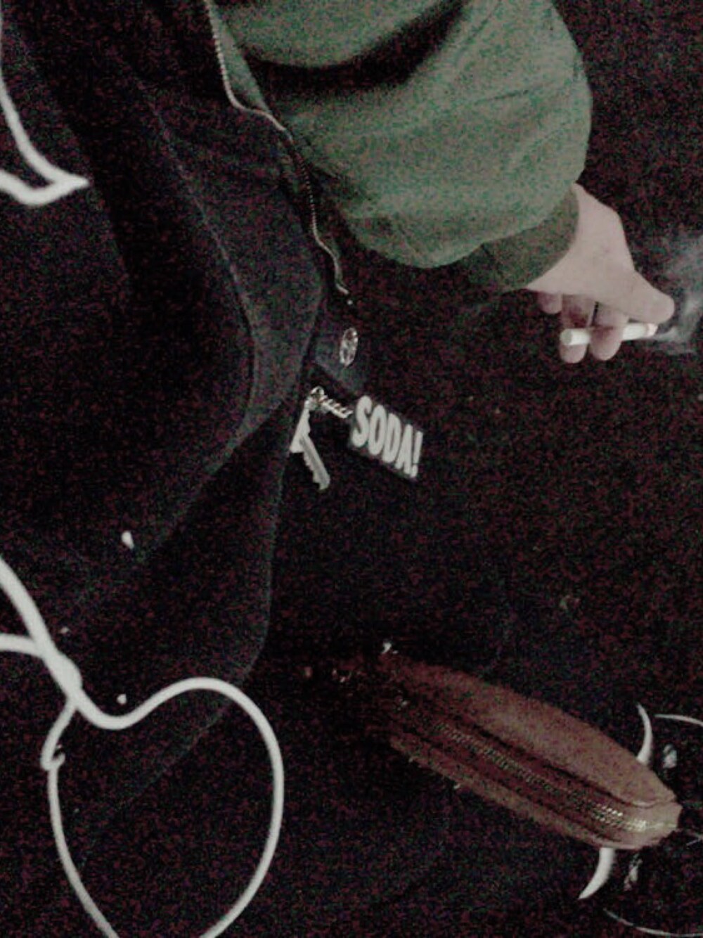 グリーン系のブルゾン、ブラック系のパーカー、ブラック系のその他パンツを着用したレディースの春コーディネートの1枚目の写真