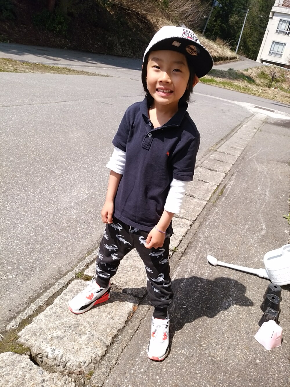 「6才男の子、休日スタイル、キッズファッション、いいお天気」｜「NEW ERAのアイテム（キャップ、ホワイト系）」を使った、muuusanさん（キッズ・110cm）の春コーディネートの1枚目の写真