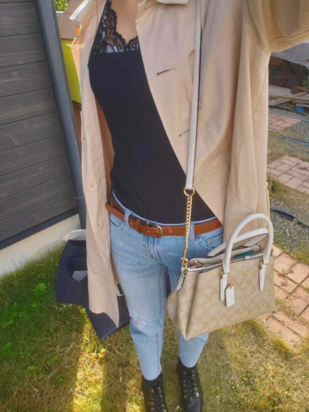 「COACHのアイテム（ショルダーバッグ、ホワイト系）」を使った、まりぽぽさん（レディース・166cm）の秋コーディネートの1枚目の写真