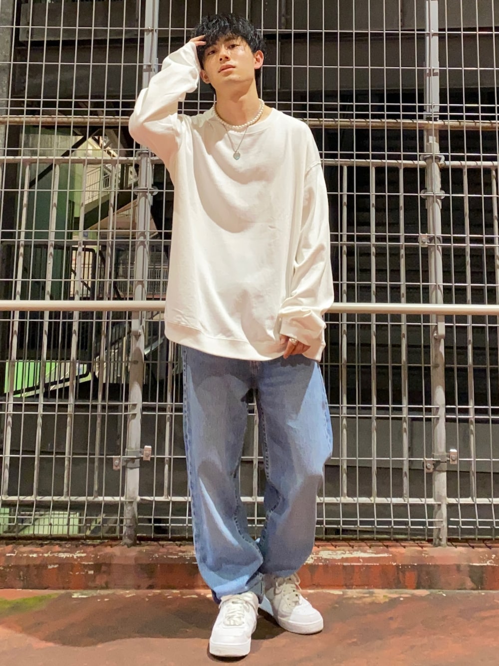 ホワイト系のTシャツ/カットソー、ブルー系のデニムパンツを着用したメンズの秋コーディネートの1枚目の写真