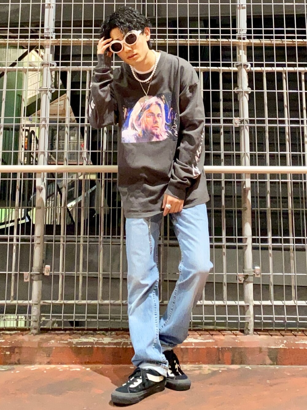 ブラック系のTシャツ/カットソー、ブルー系のデニムパンツを着用したメンズの秋コーディネートの1枚目の写真