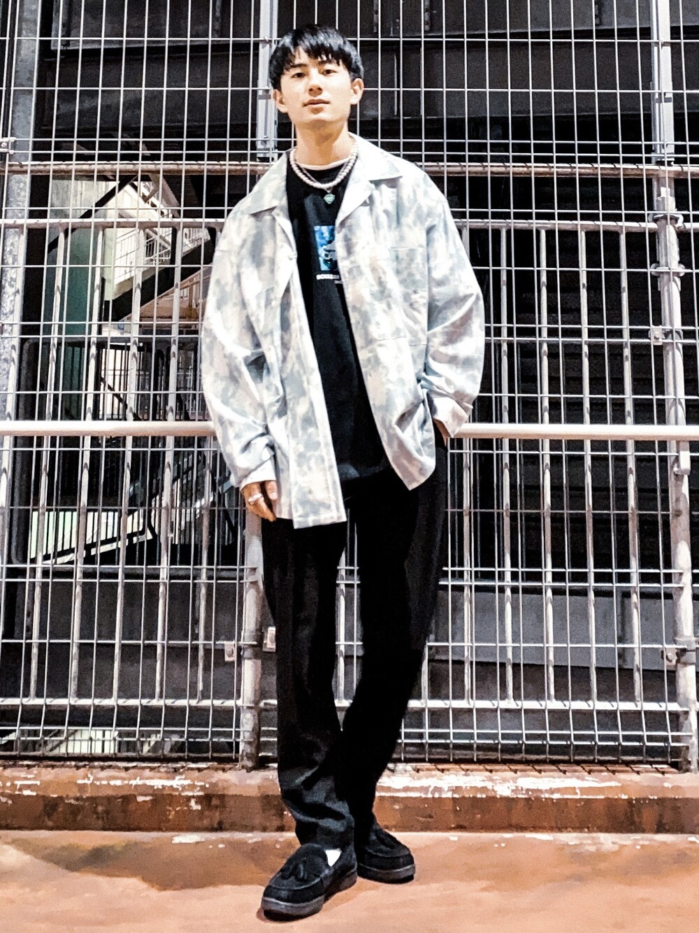 ブルー系のシャツ/ブラウスを着用したメンズの春コーディネートの1枚目の写真