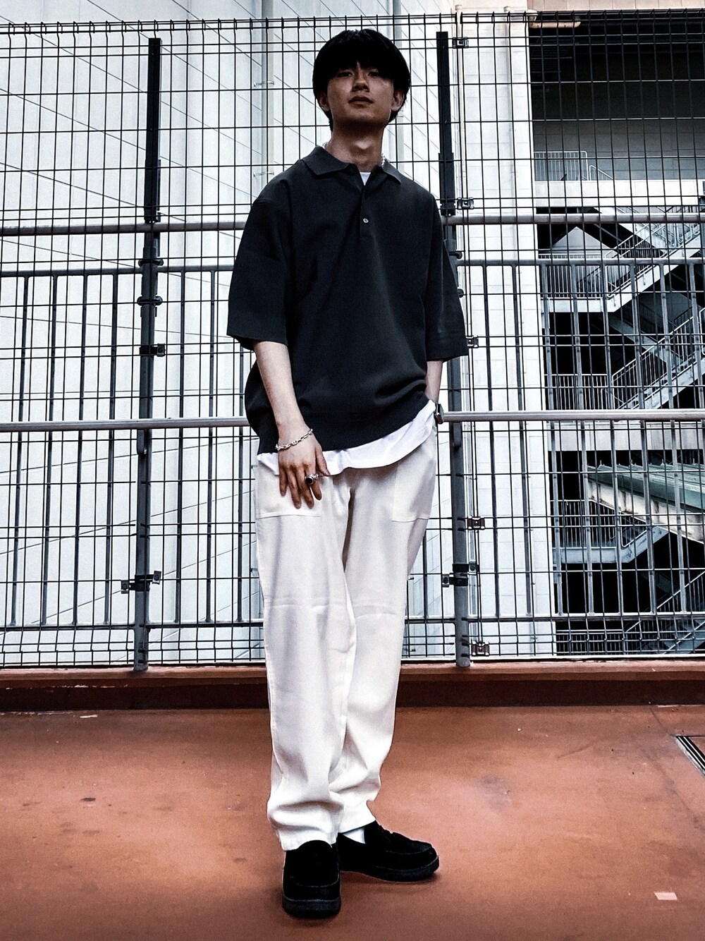 「これが私をアゲる服、ニットポロ、ポロシャツ、白パンツ」｜「Right-onのアイテム（ポロシャツ、グレー系）」を使った、shoki1997rさん（メンズ・167cm）の春コーディネートの1枚目の写真