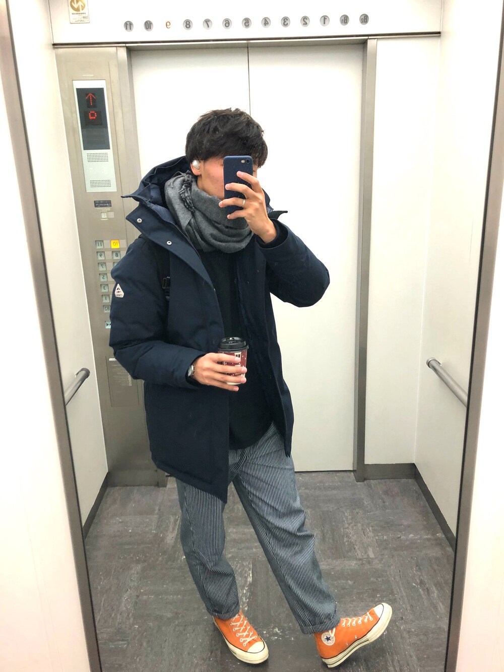 「冬コーデ、ワイドパンツ、コンバース、ストライプ、ゆるコーデ、ダウンジャケット、シンプルコーデ、ネイビー、マフラー、converse」｜「Pyrenexの【PYRENEX】ANNECY（ダウンジャケット/コート、ブルー系）」を使った、TAKI@フォロー求（^人^）さん（メンズ・177cm）の冬コーディネートの1枚目の写真